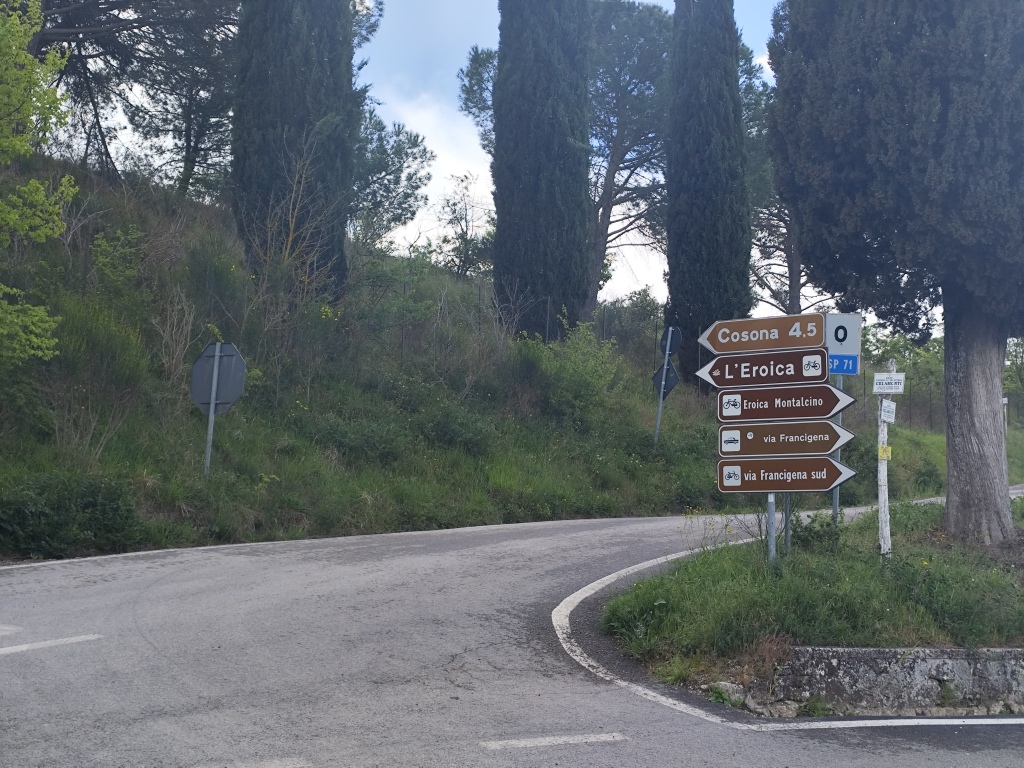 The junction for Cosona, on the old Cassia, just outside Torrenieri.