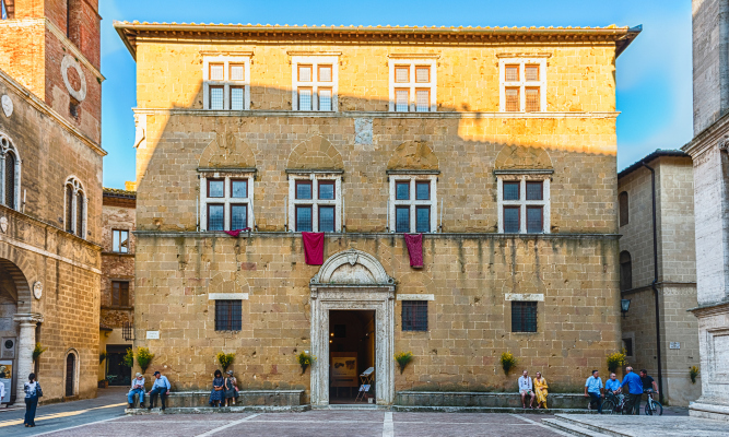 This area is the heart of Pienza’s transformative renovation initiated by the humanist Pope Pius II Piccolomini and brought to life by architect Bernardo Rossellino.